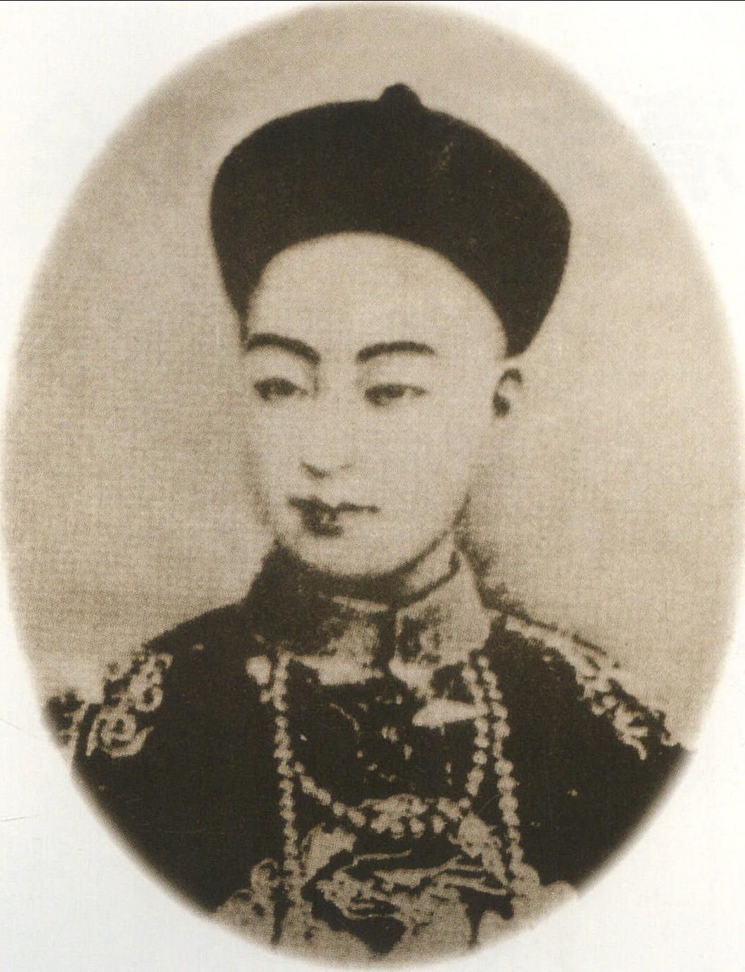 光绪帝，即爱新觉罗·载湉。1887年亲政后，感时势之危迫，锐志更张。1898年(戊戌年)颁行新政。旋被慈禧太后幽禁